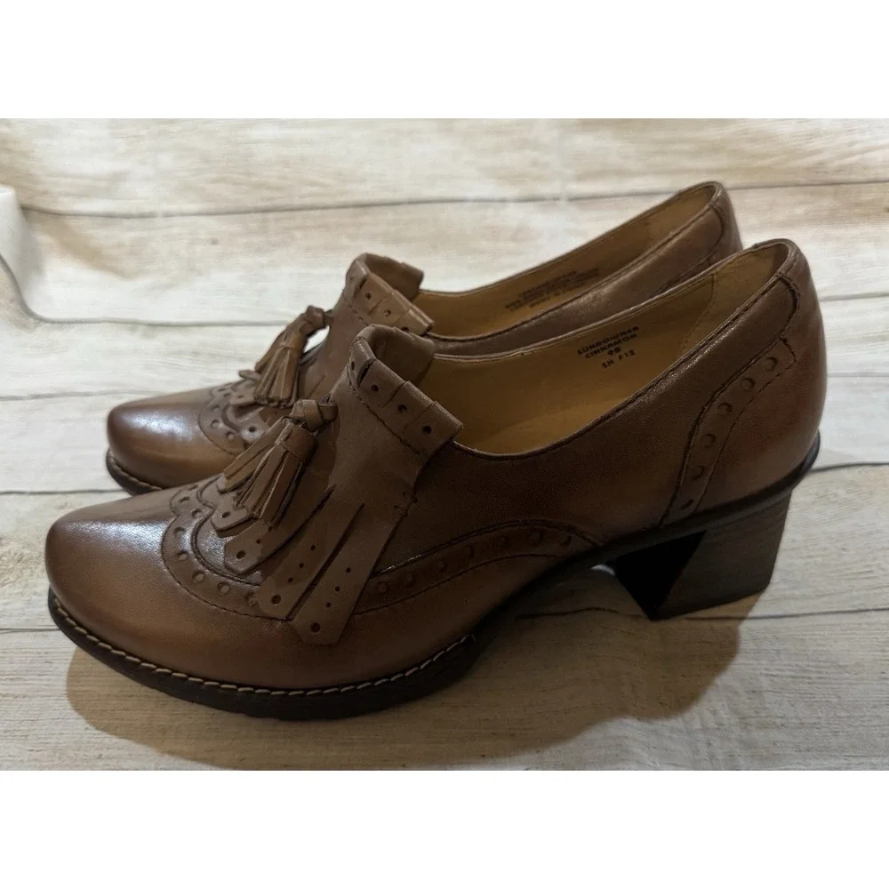 NOS Sundowner Cinnamon Mooshie Calf Earth Shoes Stacked 2